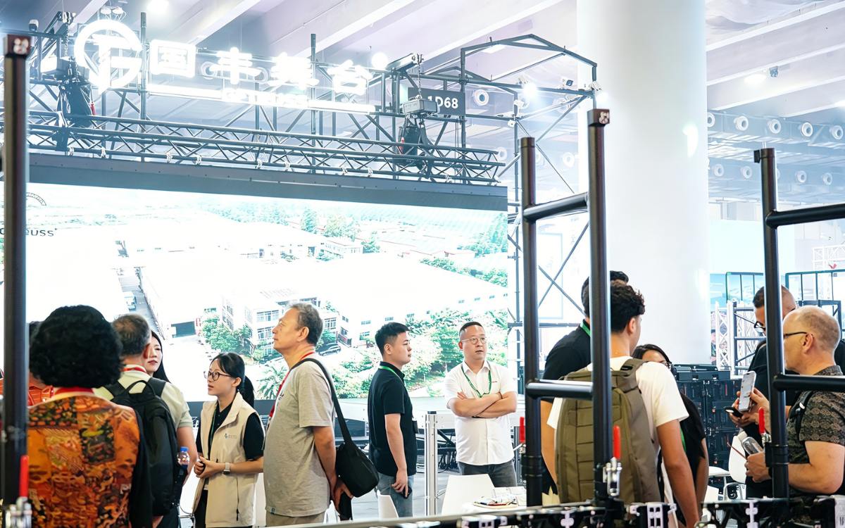 Customers discussing staging solutions at the exhibition booth Customers discussing staging solutions at the exhibition booth