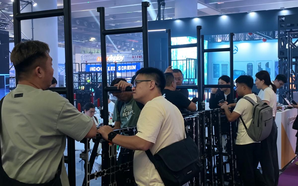 Visitors exploring GF-Truss high precision LED Wall Ground Support Solutions Visitors exploring GF-Truss high precision LED Wall Ground Support Solutions