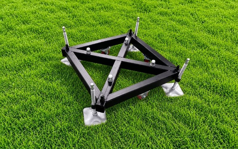Steel truss base with wheels for supporting truss pillars in stage lighting systems